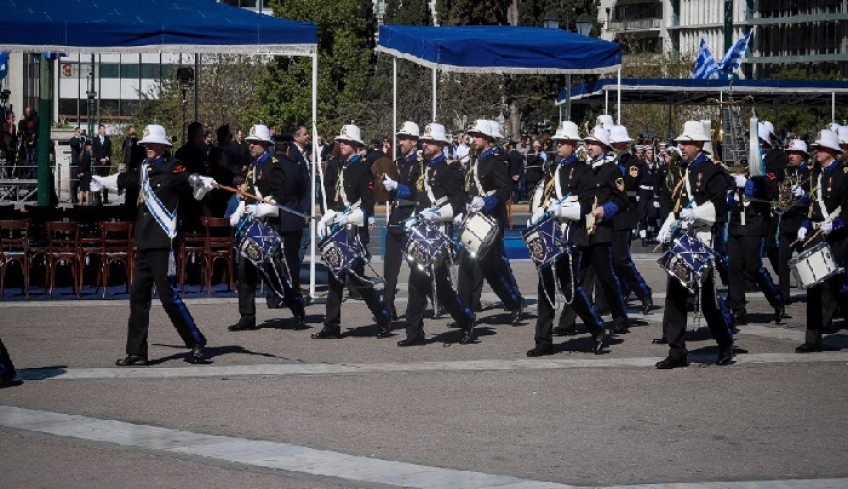 Με το «Μακεδονία Ξακουστή» η μπάντα του Πολεμικού Ναυτικού στο Σύνταγμα [βίντεο]
