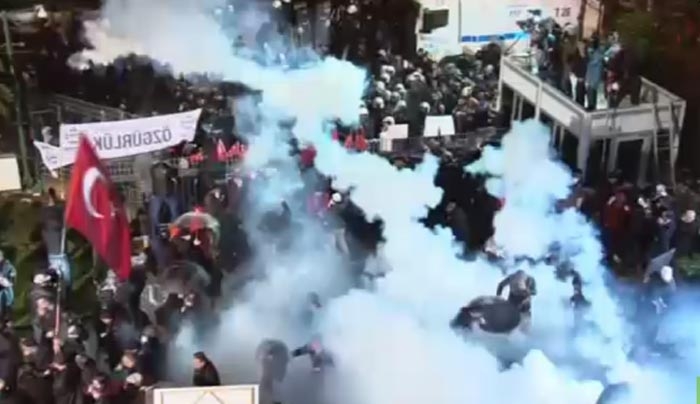 Τουρκία: Αστυνομική έφοδος με δακρυγόνα στα γραφεία της εφημερίδας «Zaman» - ΒΙΝΤΕΟ
