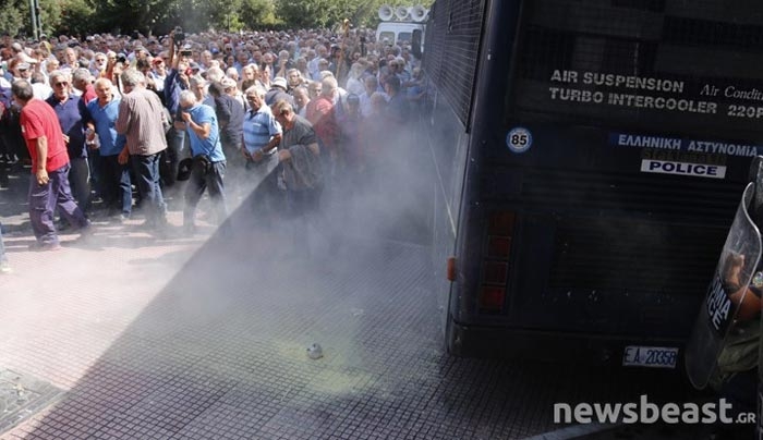 Απαγορεύθηκε η χρήση δακρυγόνων σε διαδηλώσεις μετά το ψέκασμα των συνταξιούχων