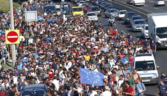 Απίστευτες εικόνες: Χιλιάδες μετανάστες πάνε με τα πόδια Βουδαπέστη-Αυστρία - Κάνουν 175 χιλιόμετρα [βίντεο]