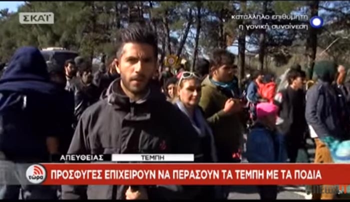 Πρόσφυγες πηγαίνουν με τα πόδια στα σύνορα - Χάος στην εθνική οδό (Βίντεο)!