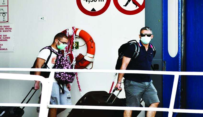 Παραμένει η χρήση μάσκας στα ταξί, στο εσωτερικό των επιβατικών πλοίων και στα φαρμακεία