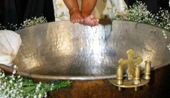 Της τρελής σε βάφτιση στην Ηλεία: Δείτε τι φόρεσαν και ο Αρχιμανδρίτης ακύρωσε το μυστήριο [φωτο]