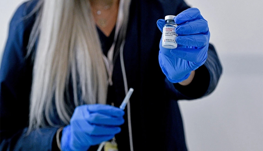 Καθηγητές ΕΚΠΑ για τα fake news: Γιατί τα εμβόλια κορωνοϊού δεν μπορούν να εισαχθούν στο DNA των κυττάρων μας