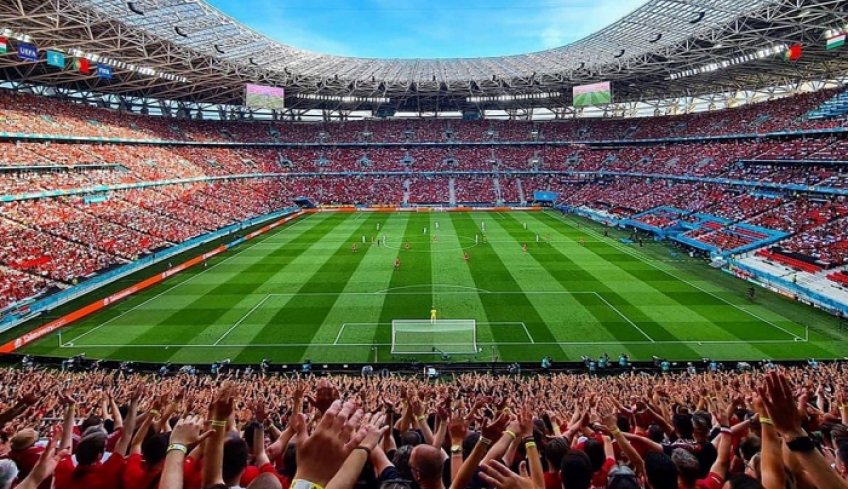Super League 1: Το γεμάτο γήπεδο στη Βουδαπέστη και τα σενάρια για επιστροφή του κόσμου στα ελληνικά γήπεδα
