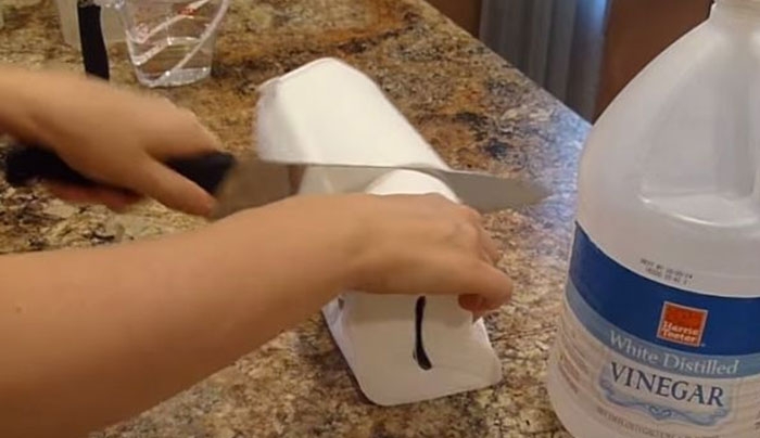 Κόβει το χαρτί κουζίνας στα δύο και το βρέχει με ξύδι. Το τελικό αποτέλεσμα είναι απλά ιδιοφυές! (Βίντεο)