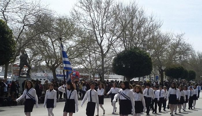Υπουργείο Παιδείας: Κάθε μαθητής πρέπει να έχει την δυνατότητα να τιμήσει τη σημαία