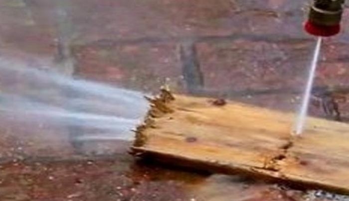 Κι όμως γίνεται! Κόβει ξύλα χρησιμοποιώντας μόνο… νερό! (Βίντεο)