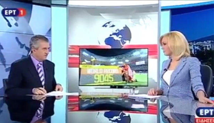 Φλέρταρε την παρουσιάστρια της ΕΡΤ στον αέρα του δελτίου ειδήσεων! (Βίντεο)