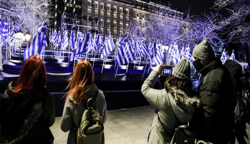 Τοποθετήθηκαν 200 ελληνικές σημαίες στο Σύνταγμα για την αυριανή παρέλαση