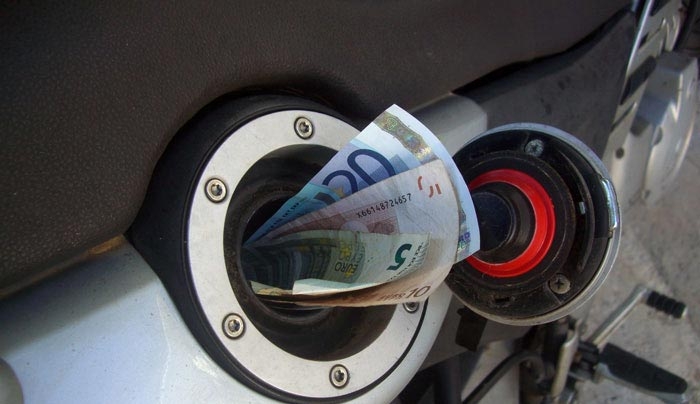 Έρχεται μείωση στην τιμή της βενζίνης