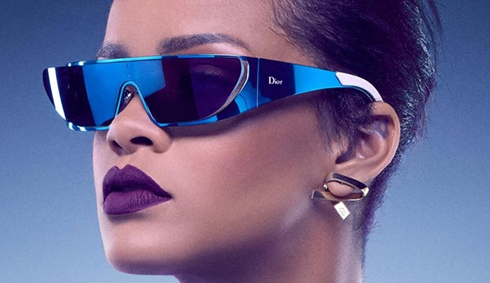 Η Rihanna σχεδιάζει (και ποζάρει για) τη νέα συλλογή γυαλιών ηλίου της Dior