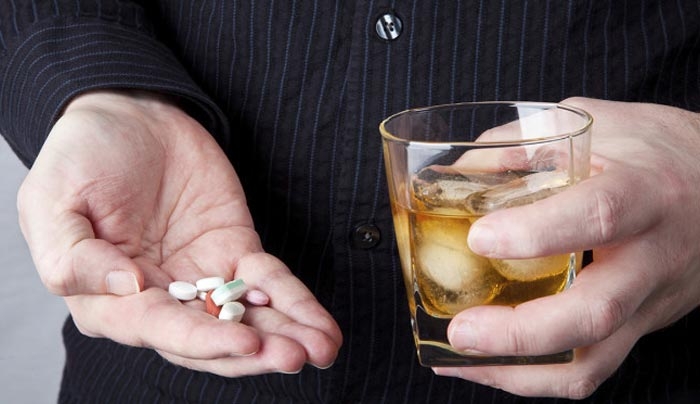 Αντιβίωση και αλκοόλ: Τι ισχύει ακριβώς – Τι απαγορεύεται