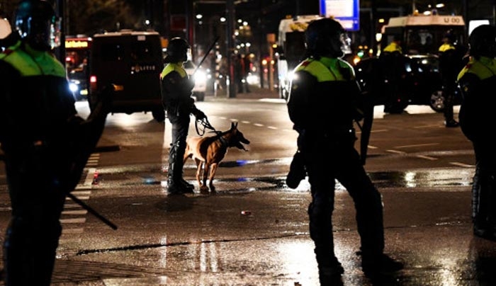 Πεδίο μάχης ξανά το Ρότερνταμ: Γκλοπ, σκυλιά και αντλίες νερού κατά Τούρκων διαδηλωτών [βίντεο]