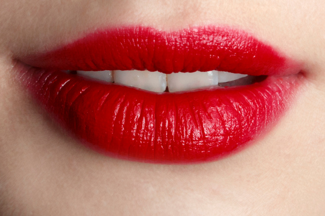 red-lipstick-as-concealer