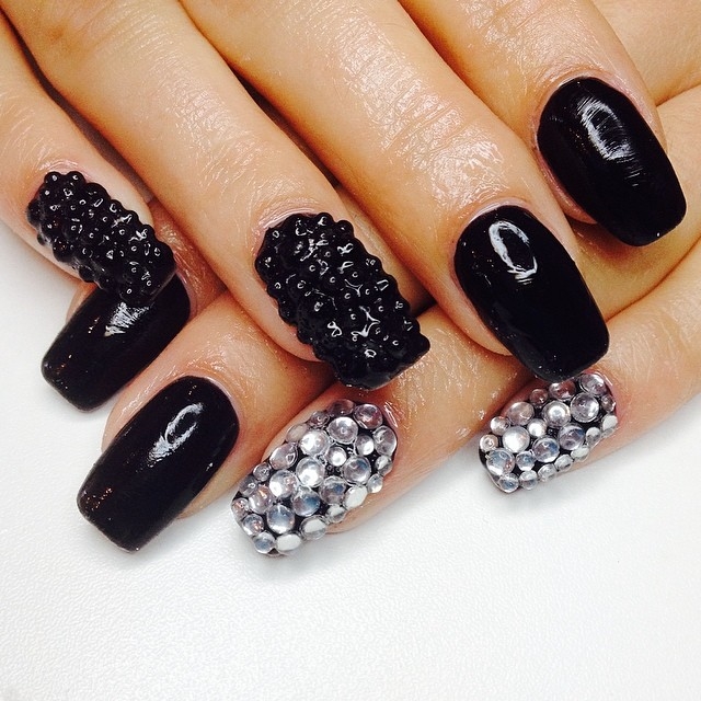 84001 Black And Silver Nails