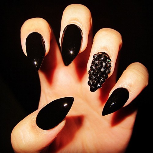 stilletto nails black