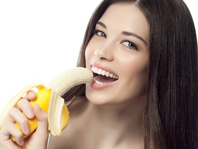 woman-eating-banana