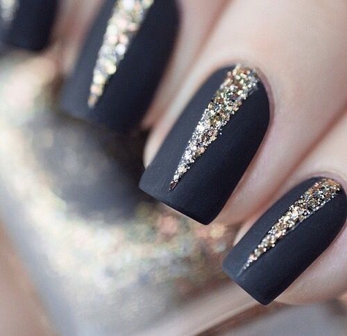 black nails 1