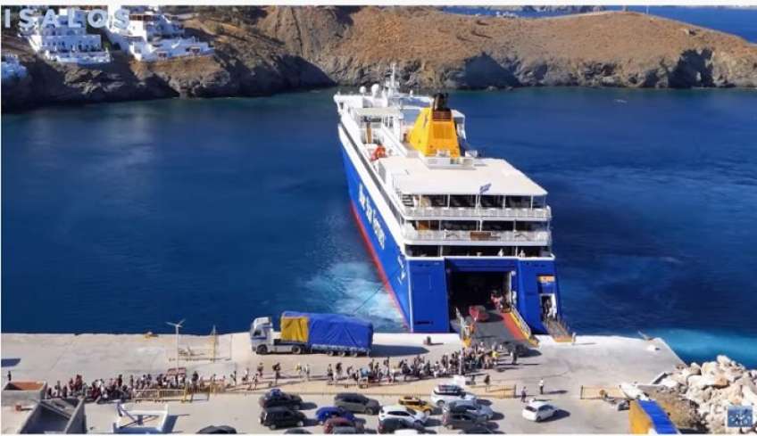 Αδειάζει η Αστυπάλαια από τους Τουρίστες του Αυγούστου, μαζική επιβίβαση στο Blue Star Naxos