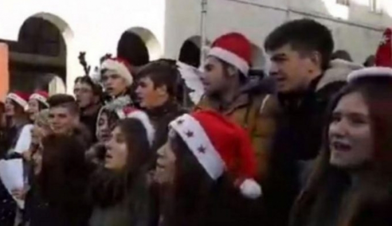 Μαθητές στη Θεσσαλονίκη αντί για τα κάλαντα είπαν τα «Ξημερώματα» (βίντεο)