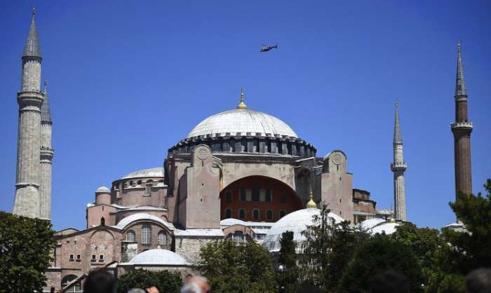 Αγία Σοφία: Καταρρέει ο τρούλος - Βίντεο από κάμερα ασφαλείας δείχνει θραύσματα να πέφτουν