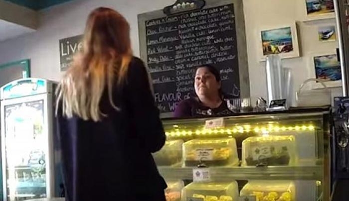 Μια πελάτης της επιστρέφει ένα κουτί με μπαγιάτικα γλυκά (Βίντεο)
