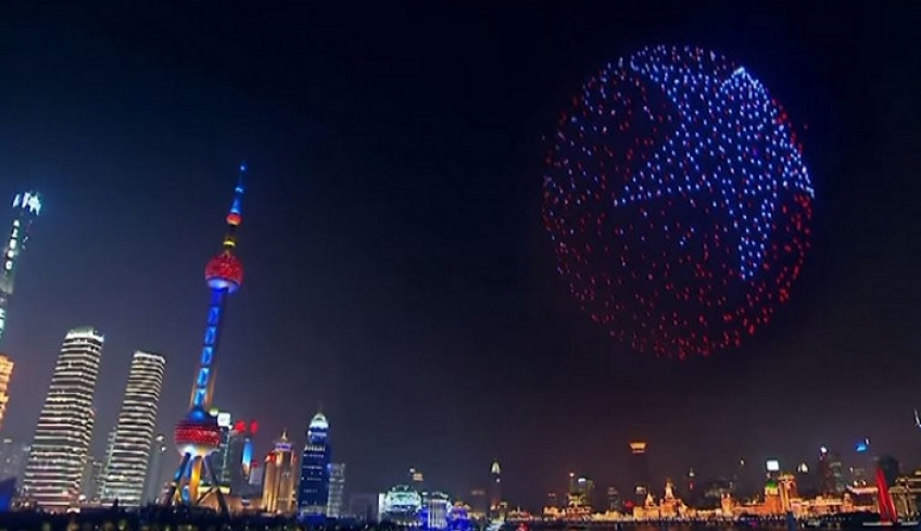 Υπερθέαμα στην Σανγκάη: Υποδέχτηκαν το νέο έτος όχι με πυροτεχνήματα, αλλά με show από drones [βίντεο]
