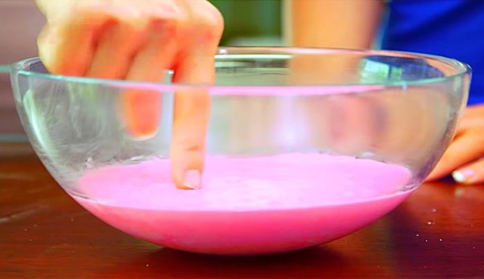 Ανακατεύει καλαμποκάλευρο με χρωστική για φαγητά. Μόλις το αγγίζει όμως… Μαγικό! (Βίντεο)