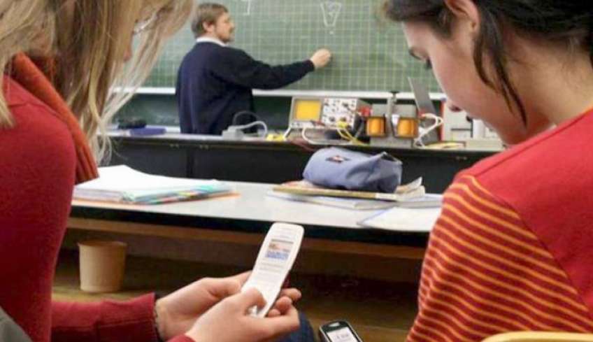 Υπουργείο Παιδείας: Τι πρέπει να γνωρίζουν οι μαθητές για κινητά και απουσίες