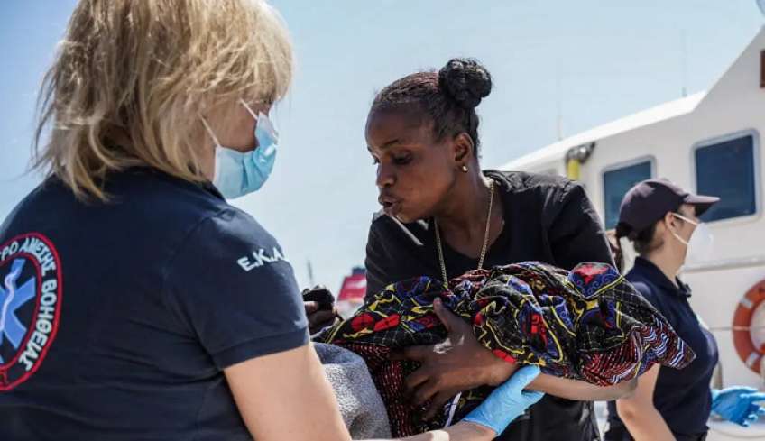 Το λιμενικό σώζει ζωές στο Αιγαίο - Μετανάστρια γέννησε σε βραχονησίδα (εικόνες)