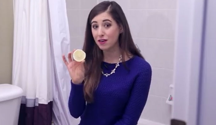 Απίστευτο! Ρίχνει σε ένα λεμόνι χοντρό αλάτι και το στύβει στην λεκάνη της τουαλέτας (Βίντεο)