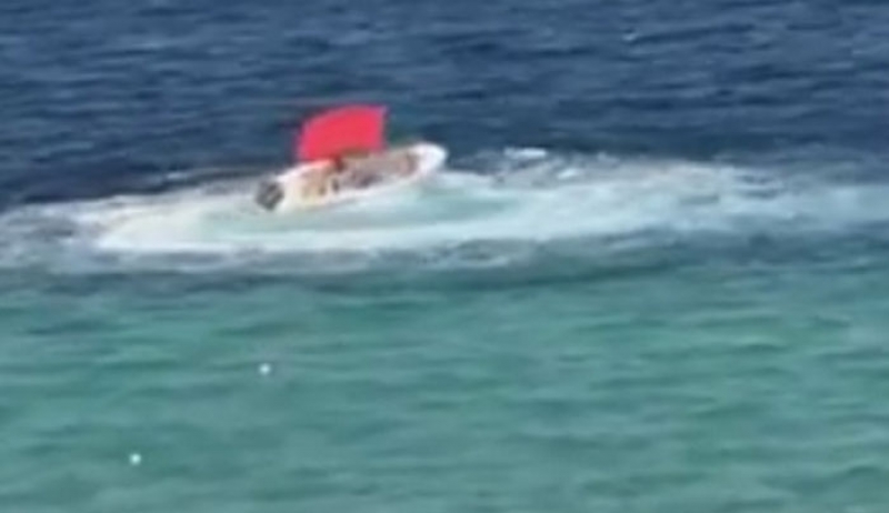 Χαλκιδική: Η στιγμή που ακυβέρνητο σκάφος προκαλεί πανικό σε παραλία – Στα βράχια μετά από τρελούς κύκλους – video