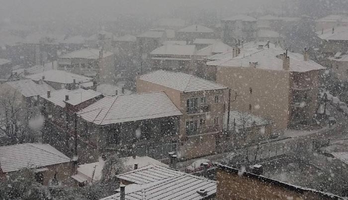Χιονίζει στο Καρπενήσι – Το έστρωσε για τα καλά [βίντεο]