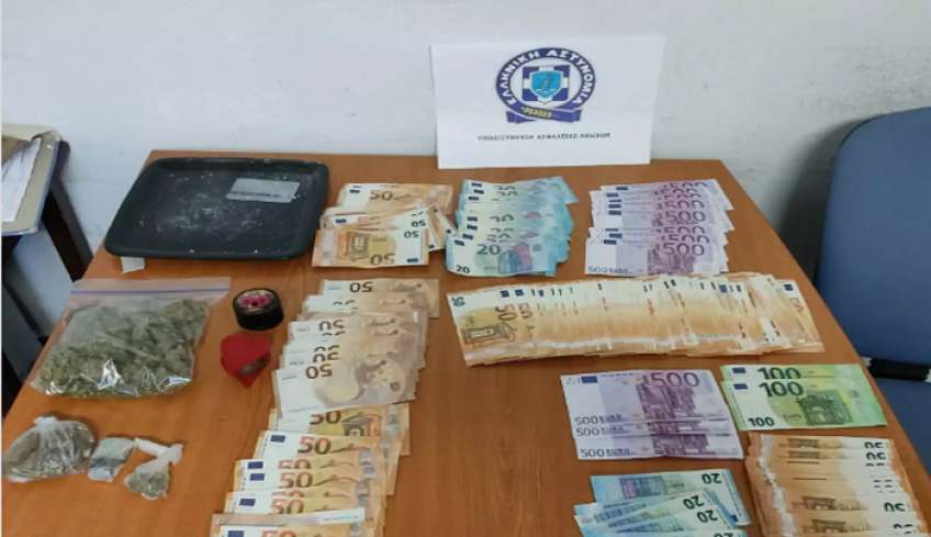 Πασίγνωστος τραγουδιστής φέρεται να «ψώνιζε» κοκαΐνη από τον κουμπάρο του που συνελήφθη για διακίνηση