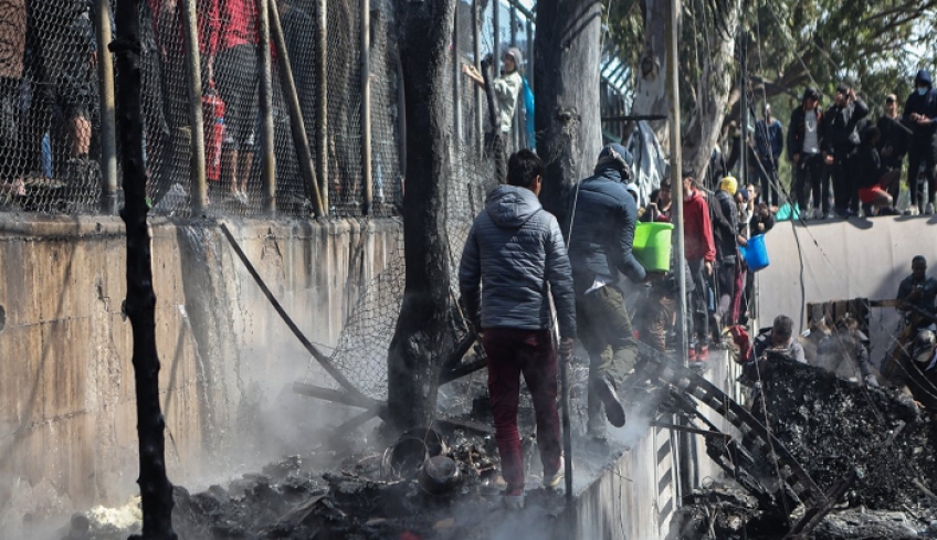Λέσβος: Πυρκαγιά κατέστρεψε εγκαταστάσεις ΜΚΟ έξω από τη Μόρια