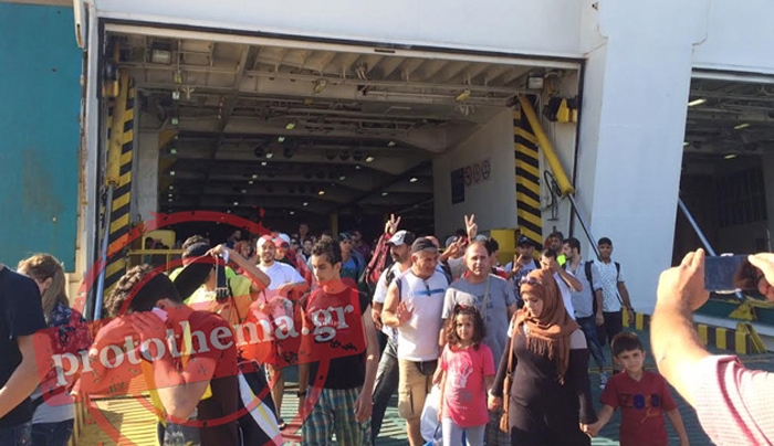 &#039;Εφτασε στον Πειραιά το πλοίο-φάντασμα «Ελ. Βενιζέλος» με 2.500 μετανάστες