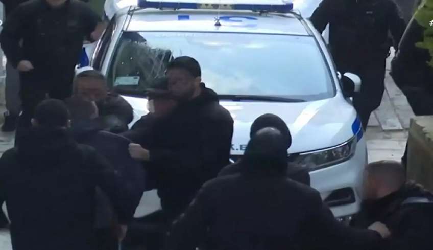 Ιωάννινα: Επεισόδια κατά την προσαγωγή των συλληφθέντων για τη συμπλοκή οπαδών