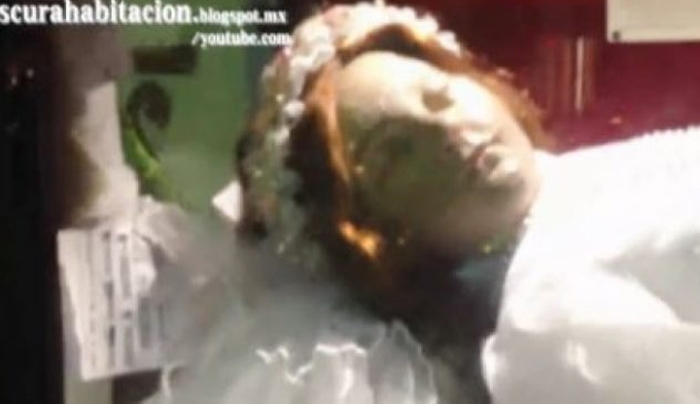 Απίστευτο: Λείψανο κοριτσιού 300 χρόνων άνοιξε τα μάτια [βίντεο]