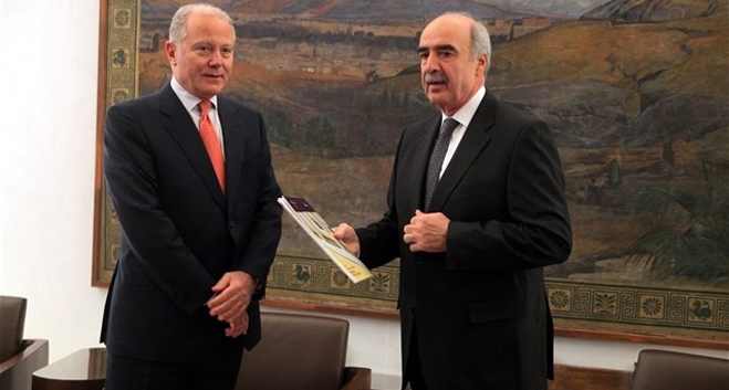 Ο Πρόεδρος της Βουλής Ευάγγελος Μεϊμαράκης συναντήθηκε με τον διοικητή της Τράπεζας της Ελλάδος Γιώργο Προβόπουλο, ο οποίος του επέδωσε την Ενδιάμεση Έκθεση της ΤτΕ για τη Νομισματική Πολιτική του 2013.