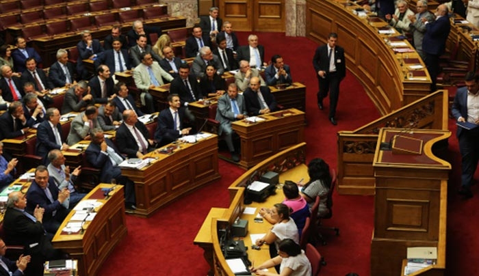 "Πέρασε" με 179 "ναι" η απλή αναλογική - Οι κόντρες και οι διαφοροποιήσεις