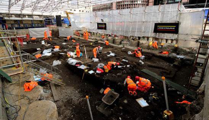 Η ανακάλυψη που τους έκοψε τα πόδια: Αρχαιολόγοι βρήκαν 3.000 σκελετούς στο Λονδίνο [εικόνες]