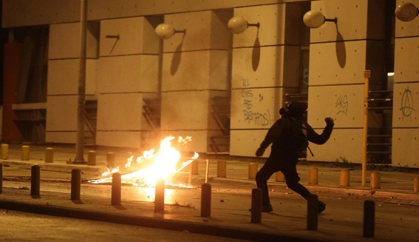 Νέα νύχτα επεισοδίων στα Εξάρχεια - Βροχή από μολότοφ κατά διμοιρίας των ΜΑΤ