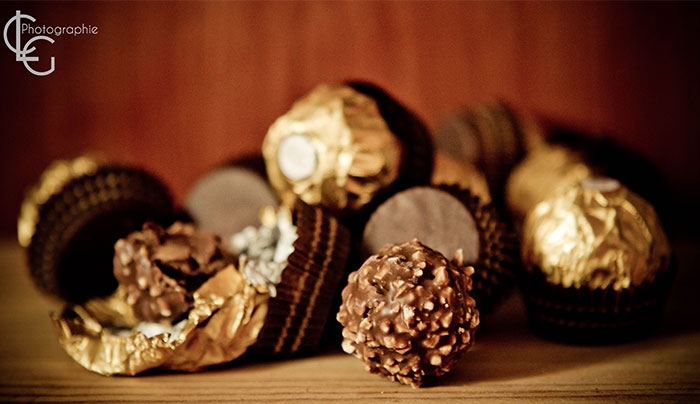 Φτιαξτε τα αγαπημενα Σοκολατάκια Ferrero Rocher με 4 μόνο υλικά