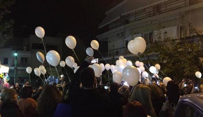 Παντελής Παντελίδης: Έστησαν γιορτή με λευκά μπαλόνια στη γειτονιά του την ημέρα των γενεθλίων του! [φωτό]