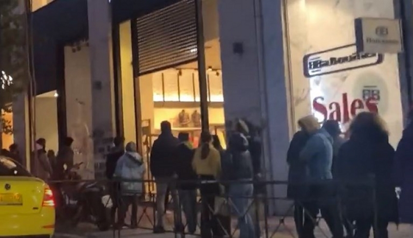 Ατελείωτες ουρές έξω από μαγαζιά στο κέντρο της Αθήνας - Μέσα στο κρύο και χωρίς αποστάσεις [Βίντεο]
