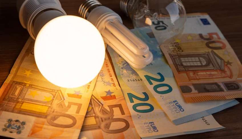 Ηλεκτρικό ρεύμα: Πώς θα εισπράξετε έως 600 ευρώ για τους &quot;φουσκωμένους&quot; λογαριασμούς - Τι να προσέξετε
