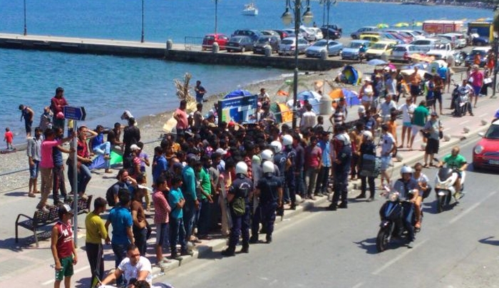 Νέες ΕΝΤΑΣΕΙΣ στο αστυνομικό τμήμα Κω  - ΟΡΓΗ πολιτών για την κατάσταση (βίντεο)