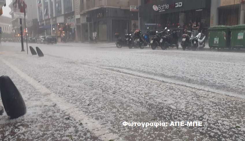 Ιωάννινα: Σφοδρή χαλαζόπτωση έκανε τους δρόμους να μοιάζουν... χιονισμένοι -Δείτε εικόνες και βίντεο