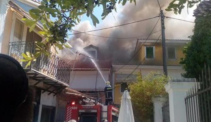 Μεγάλη πυρκαγιά στη Λευκάδα - Καίγονται σπίτια - Εκκενώνεται εκκλησία (βίντεο)